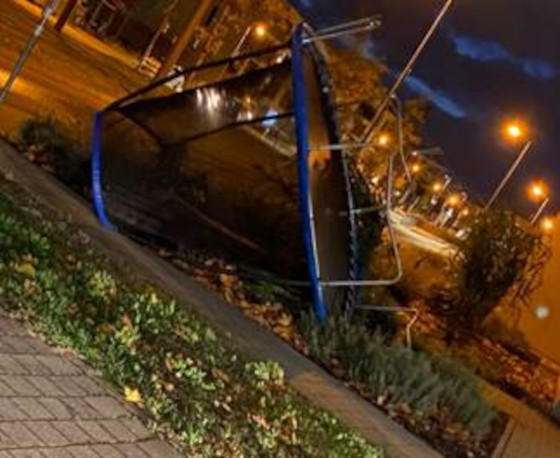 Trampoline und Pools